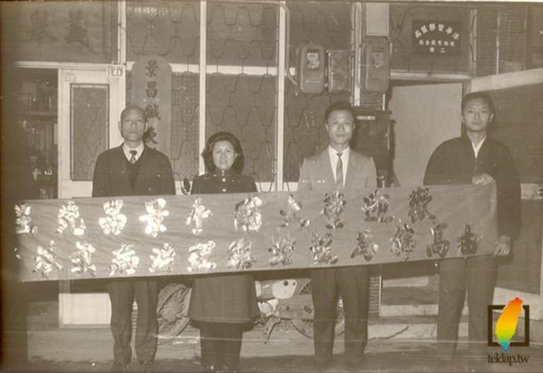 Image 1 — un groupe de disciples s’est rendu à l’aéroport de Songshan pour accueillir Maître Tung à son retour de République khmère. La photographie est prise devant sa clinique.