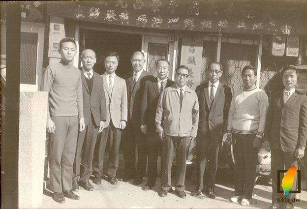 Image 3 — un second groupe, devant le cabinet, au retour de République khmère.