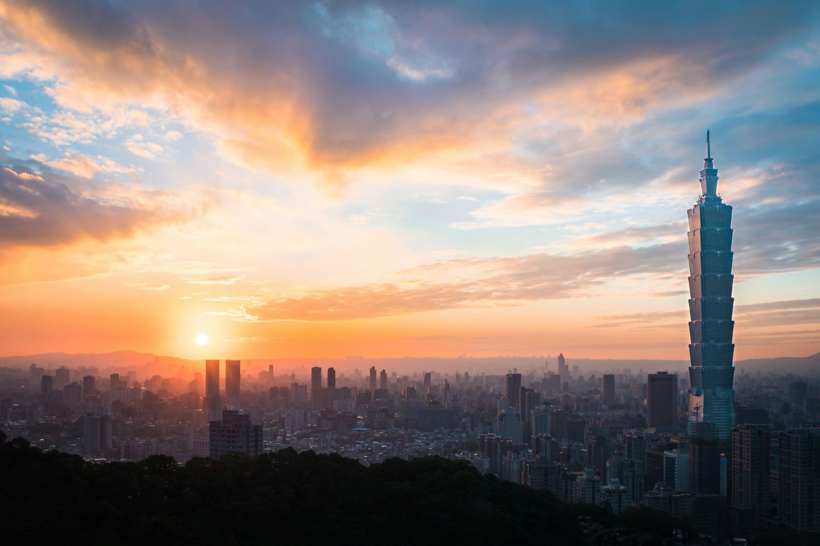Taipei at sunset, with the Taipei 101 tower.